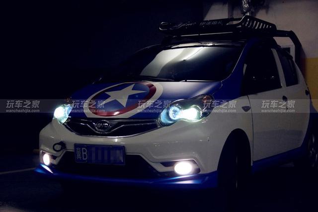 这辆有着美国队长外观的比亚迪f0最抢眼的莫过于改装的剪刀门了,值得