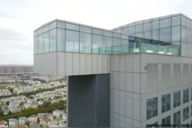 上海现“悬空泳池” 电影《机械师》场景再现图片
