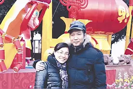 妻子每天牵失明丈夫散步 当活导航图片