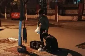 正能量！德阳小伙夜遇流浪者 送上食物矿泉水(图)图片
