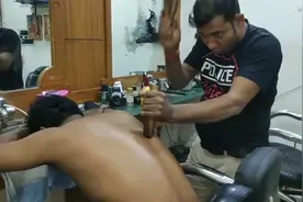 印度大叔奇葩正骨、竟然用锤子和木棍治好了顾客的肩周炎视频封面