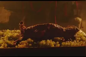 看她吞口水的样子，就知道起码饿了一周了