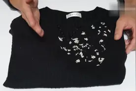 纸巾忘拿出来，洗衣后衣服上到处是纸屑，用这两招，纸屑轻松去除视频封面