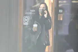 王智元宵节独自买咖啡 黑衣黑裤小白鞋简单时髦图片