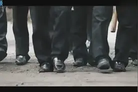 美女看到小伙拿手机拍照，以为他在拍自己，当场就摆起各种姿势！