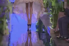 超级蓬的金色公主裙，显得腿很长视频封面