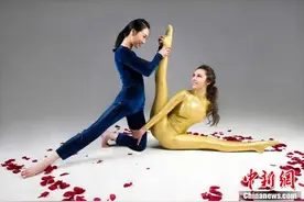 春晚杂技“双花争艳”两国柔术美女义结金兰图片