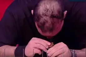 2分钟用头钉38根钉子 男子“铁头功”创纪录(图)图片