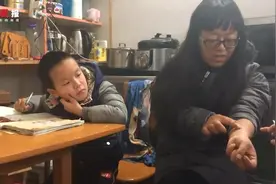 女儿是“玻璃娃娃”，自己身患尿毒症，她仍然乐观面对视频封面