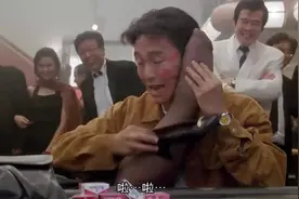 周星驰被大军催眠，拿胖妞的脚当乐器，笑喷了！视频封面