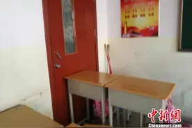 太原一小学班级超员课桌堵后门 消防称若属实将责令改正图片