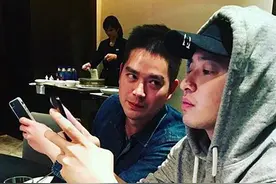 潘玮柏戴了块1300万的名表，手上扛着一个豪宅啊图片
