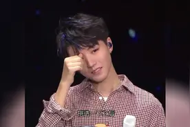 粉丝对着分屏做动作！王俊凯看不下去了-这个假粉丝是谁啊视频封面