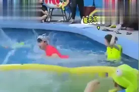 颖宝泳池里被林俊杰抓住，赵丽颖一句我不会游泳，全场笑不停视频封面
