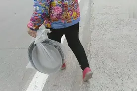 农村大妈去买铁锅，为什么要带着两个大锅盖？视频封面
