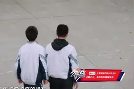 男孩逃课只为了和兄弟的一个承诺，这样的感情让人羡慕！