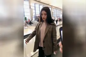 鞠婧祎猝不及防说四川方言，走起路来也是拽拽的视频封面