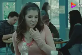 女孩正和同学聊天，却被这几人吸引眼球，看上去还真是亮眼呢！视频封面