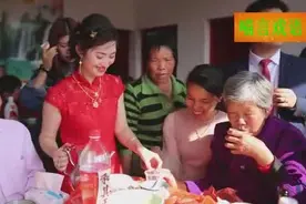 真实婚礼 漂亮大方的新娘给长辈敬酒 长辈的话 新娘害羞了视频封面