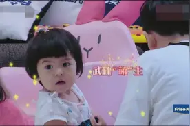 波妞盯着小帅哥眼睛都不眨，贾静雯：我闺女又沉迷男色无法自拔了视频封面