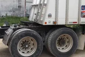 实拍：18轮大型半挂卡车的车头和车厢是如何连接的