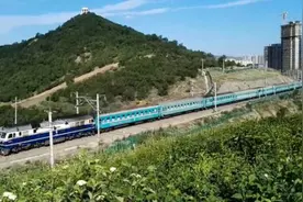 K9798次中国至哈萨克斯坦国际列车 车体涂装天蓝色视频封面