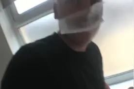 Ben竟然用胶带粘在弟弟的脸上，这样恶搞真的是服了视频封面