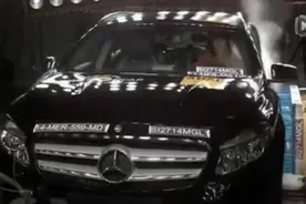 梅赛德斯奔驰GLA碰撞测试视频封面