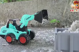 儿童工程车玩具挖掘机水泥地清理多余沙土的益智工程玩具