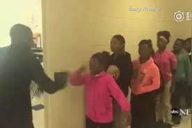 每个学生都有独特的打招呼姿势，真希望当年有一个这样的老师