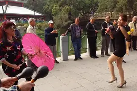 街头公园，美女翻唱陈小云台语闽南语《爱情骗子我问你》经典好听视频封面