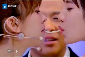 陈意涵与伊一玩面条贪吃蛇游戏，都要亲上了，实在不忍直视！