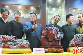 探秘工艺美术大师如何点石成金 鸡血玉变吐水巨龙图片