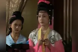 杨玉环被唐玄宗册封为寿王妃，杨玉环得知不禁手舞足蹈，心花怒放