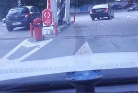 女司机自助加油后忘拔油枪，拉翻邮箱吓跑路人图片