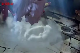 老神仙送给马良一支神笔，画什么就变成什么，真神奇！