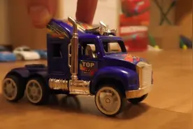 塑料玩具卡车和汽车儿童视频视频封面