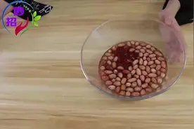 生花生放到水里泡一晚上，有这么多的作用，男女都可以吃