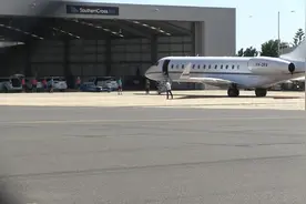 费德勒乘坐价值5亿的私人飞机携家人参加澳网，人生赢家真幸福