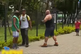 国外爆笑街头恶搞：假扮拳击手路边吓路人，一言不合就叫壮汉出来视频封面