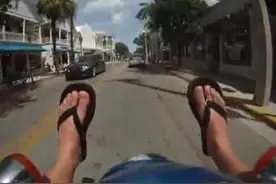 国外人为什么那么少？骑个踏板车被撞蛋碎了一地视频封面