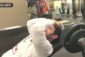 杠铃弯举同时刺激肱二头肌的长头和短头，让手臂变得更好更极致！视频封面