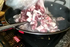 别总说羊肉有骚味，看看广西小伙怎么做的