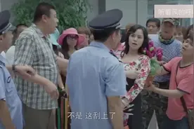 大叔拿着花到机场接人，没想到不小心挂住美女姐姐的头发，被误解
