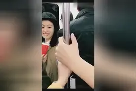 地铁上甜蜜的瞬间，路人的反应是亮点视频封面