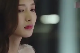 分手多年的情侣同个面馆吃面，结果喊着买单时两人回头一看，惊了视频封面