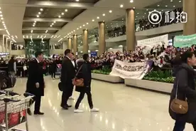 厉害了我的哥哥！许魏洲现身韩国机场，场面实在火爆！视频封面