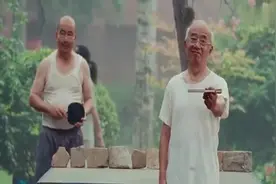 外国小伙在女生面前耍帅和小区大爷打乒乓球，你大爷永远是你大爷视频封面