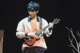 郑成河最新演出，尤克里里指弹《卡农》好听哭！视频封面