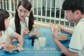 女孩瞧见心爱人和别人一起吃饭，拿起辣面就往嘴里塞，同伴都懵了视频封面